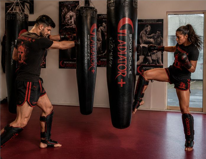 Partnertraining beim Thai-Kickboxen in der Sportschule Gladiator