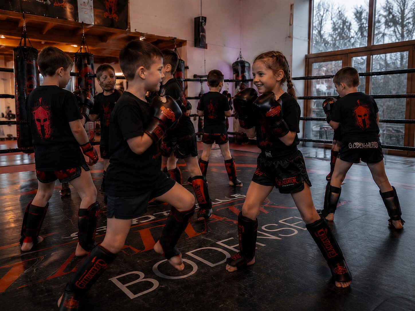Kinder beim gemeinsamen Partnertraining