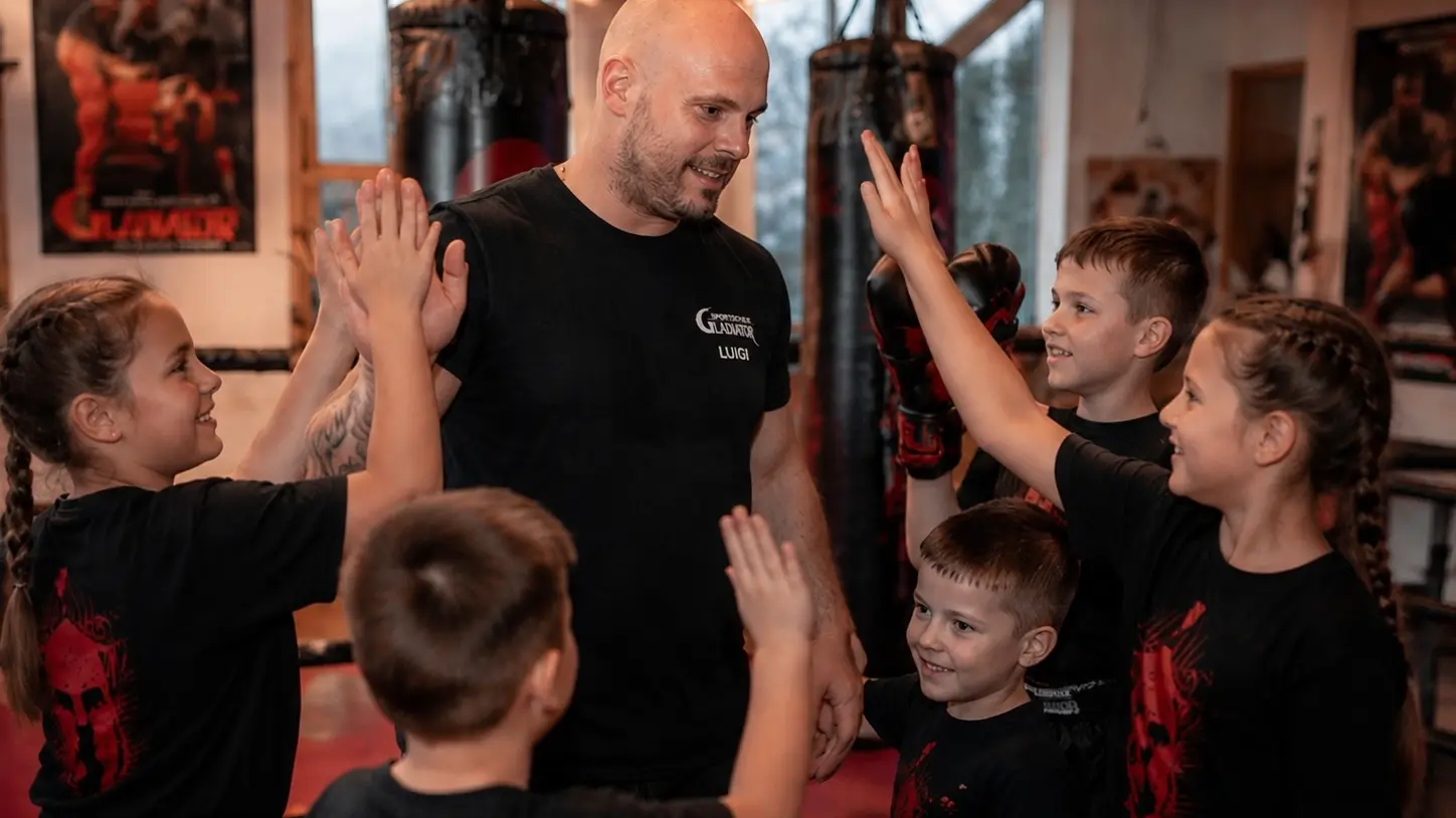 Kinder beim altersgerechten Boxtraining in der Sportschule Gladiator in Augsburg