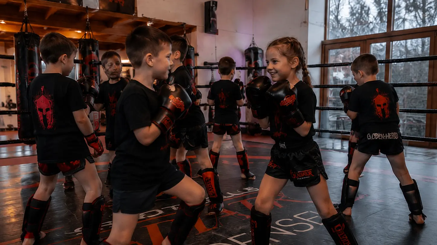 Kinder beim gemeinsamen Partnertraining in der Sportschule Gladiator in Augsburg