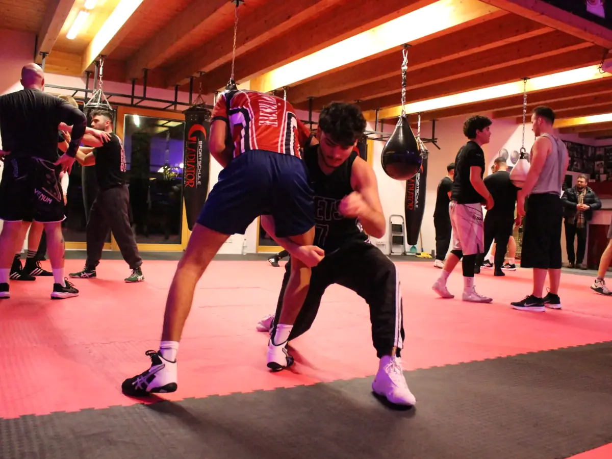 Kontrollierter Takedown beim Ringertraining in der Sportschule Gladiator in Augsburg