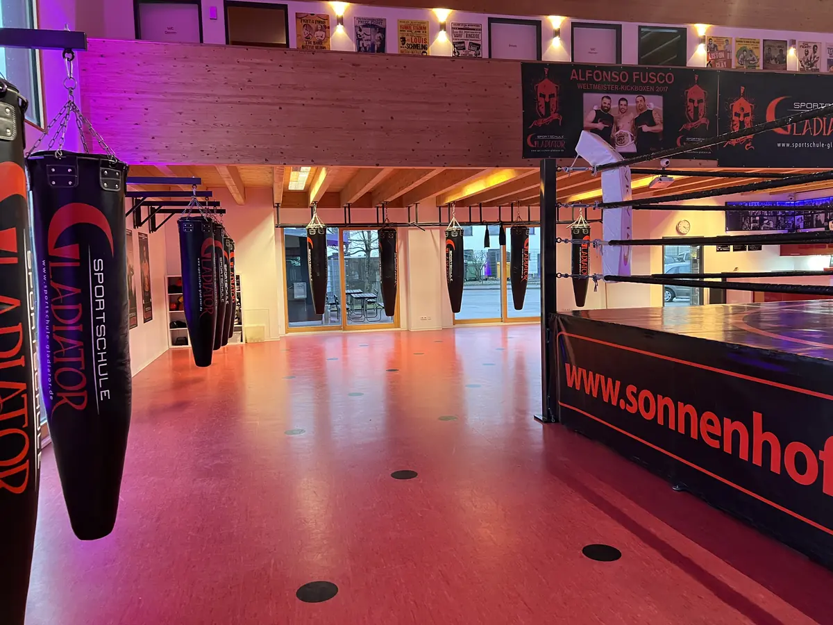 Trainingsraum der Sportschule Gladiator mit Boxring und Sandsäcken